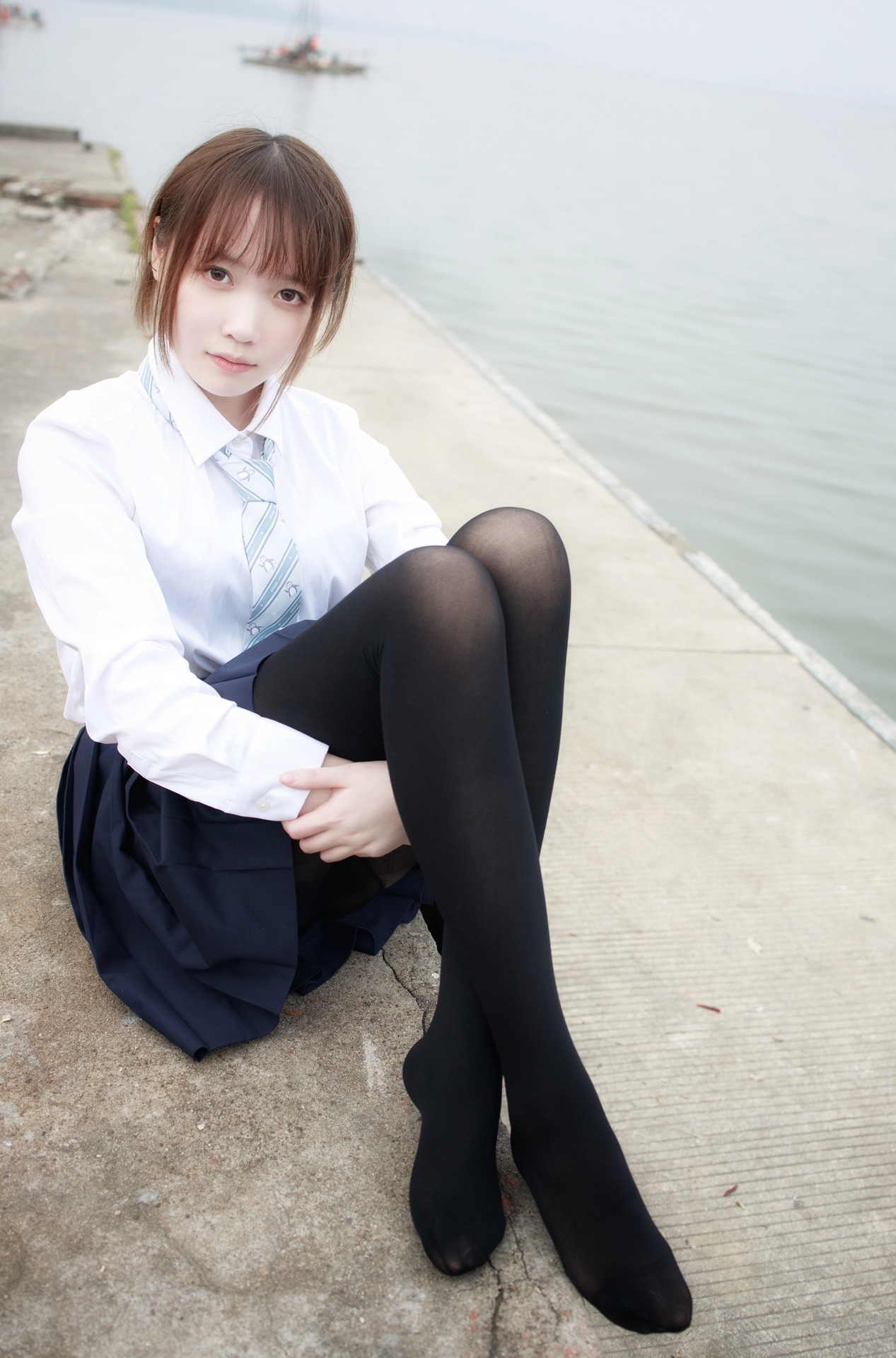 美女今日最佳学院风黑丝短裙