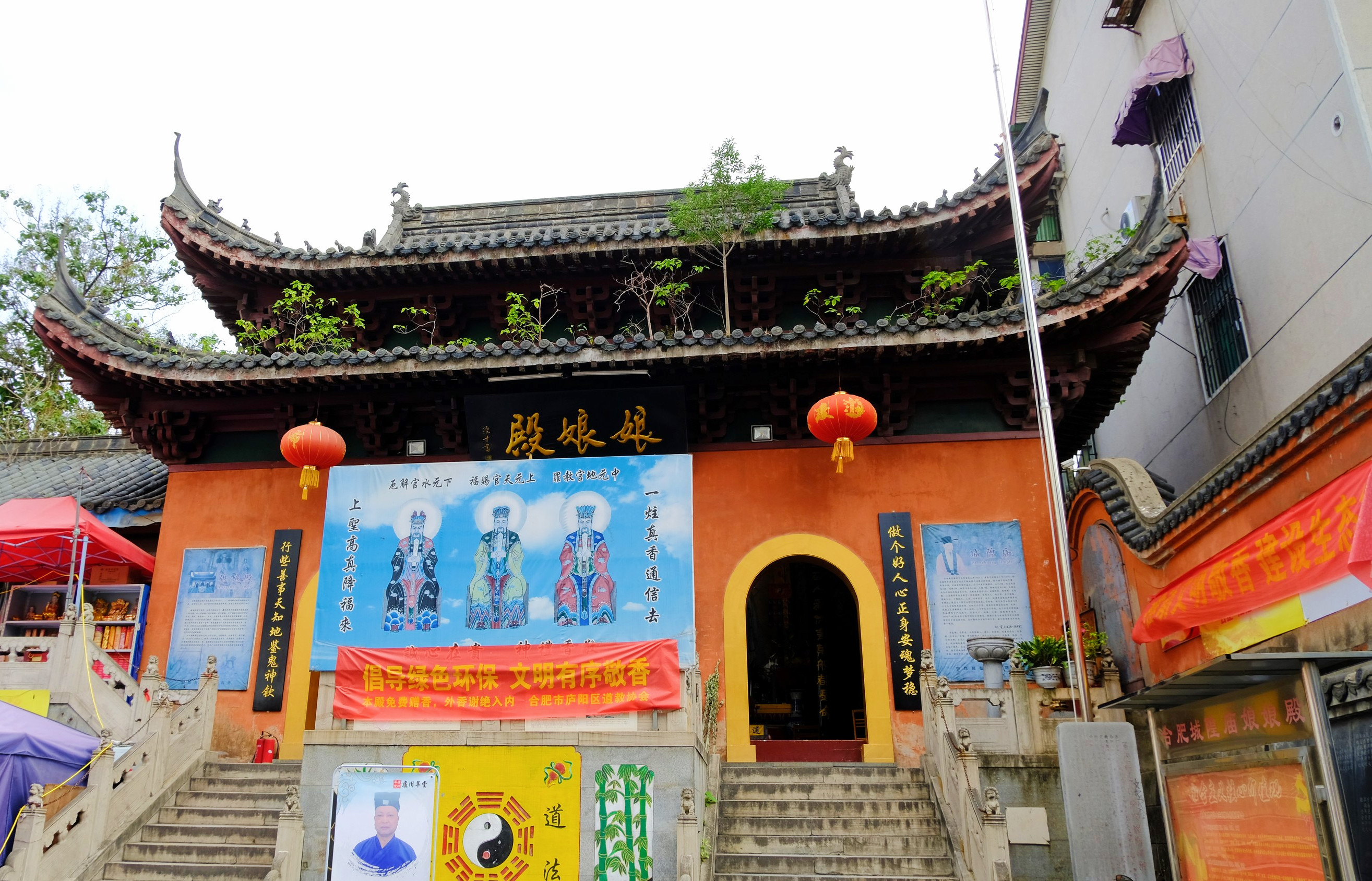 后面还有一座楼和娘娘庙.城隍庙在一条巷子中,路中有几个牌楼.
