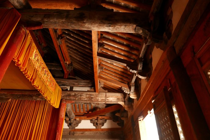 殿内梁栿粗糙,彻上明造,四椽栿后对乳栿搭牵立三柱,运用减柱造,后金柱