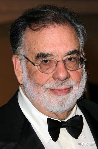 导演方面本片中马龙·白兰度也是在有意模仿frank costello的声音.