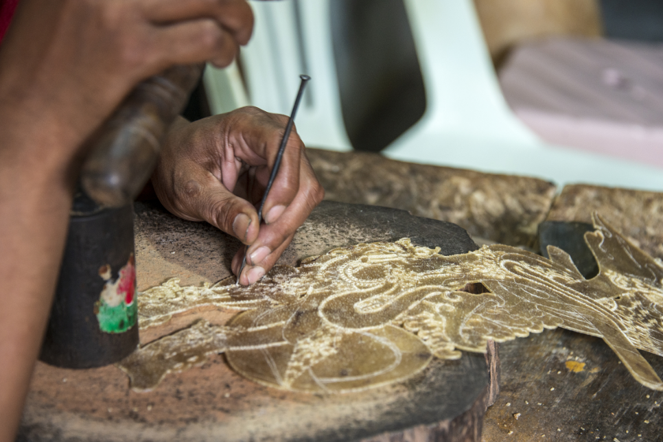 三是画稿,这里的稿是前代皮影手艺人们代代传下来的.