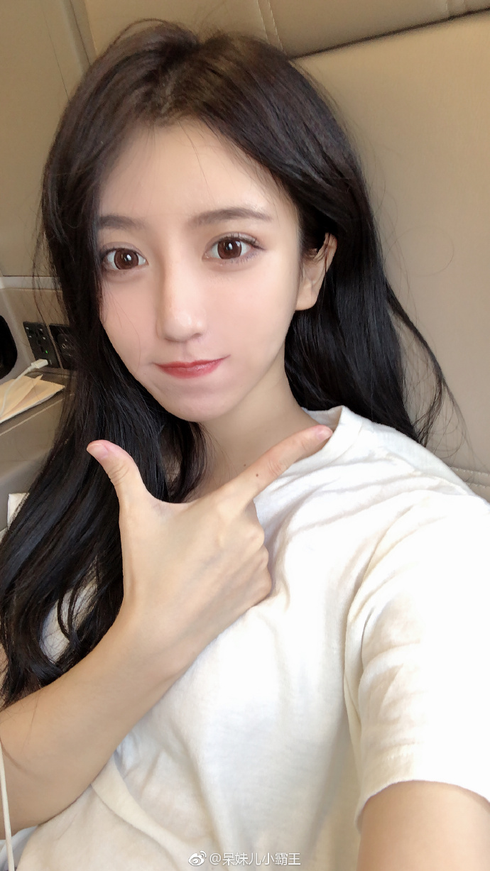 呆妹儿穿短裙玩瓶盖挑战看过之后网友吐槽裤子都脱了给我看这个