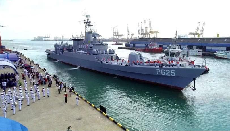 造型美观的现代化战舰缓缓驶入斯里兰卡科伦坡港,并加入斯里兰卡海军