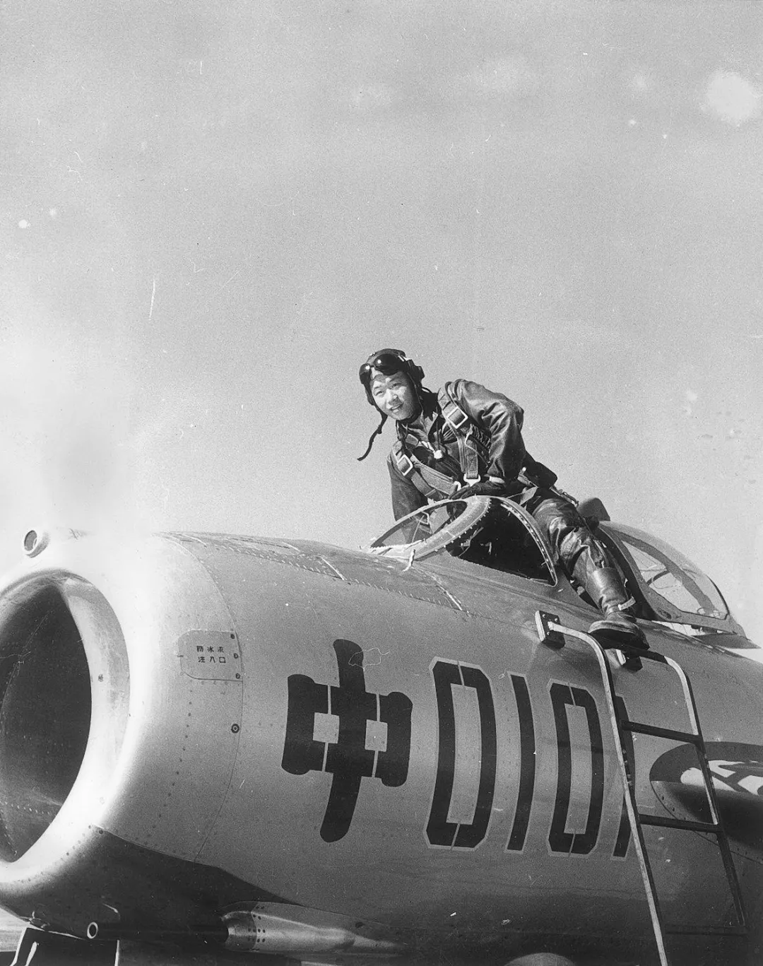 回首初心让我们一起了解我国第一架喷气式歼击机歼5