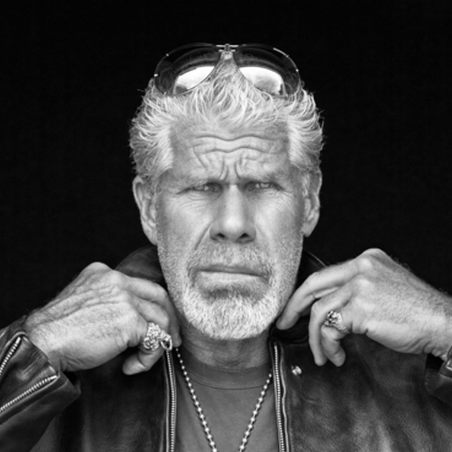 的朗·普尔曼和扮演鱼人(地狱男爵好友)的道格·琼斯与导演合作多年