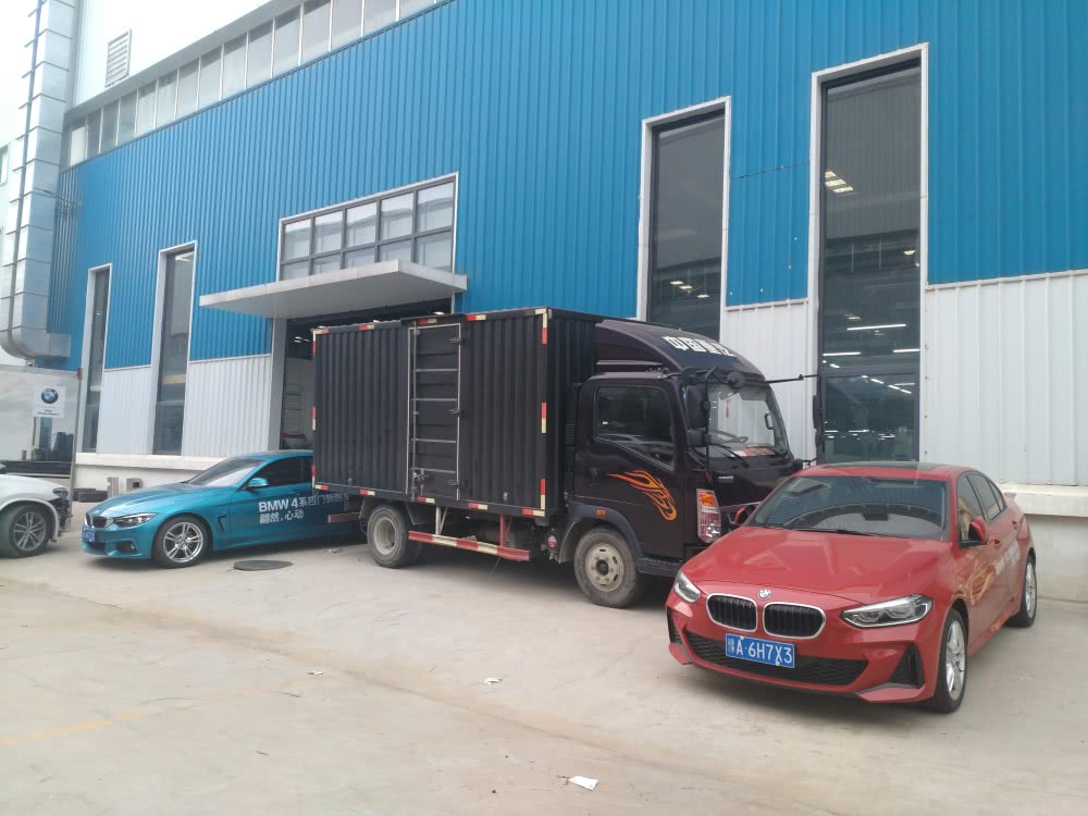 郑州货车在4s店剐蹭了新宝马事后4s店将货车扣下