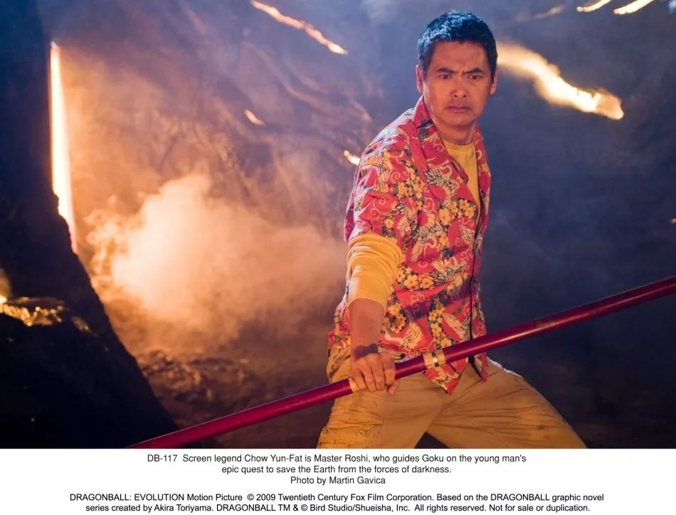 顺带一提,这部电影是中美合拍的,周润发饰演会棍术的"龟仙人"(开花