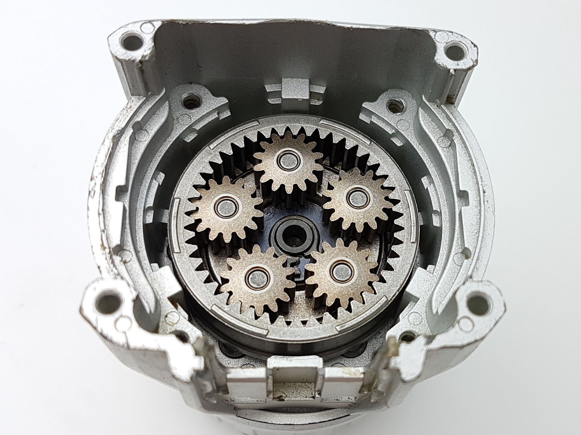 这是第一层的中心转盘.第一层的五个齿轮.减速箱整体组合完毕.