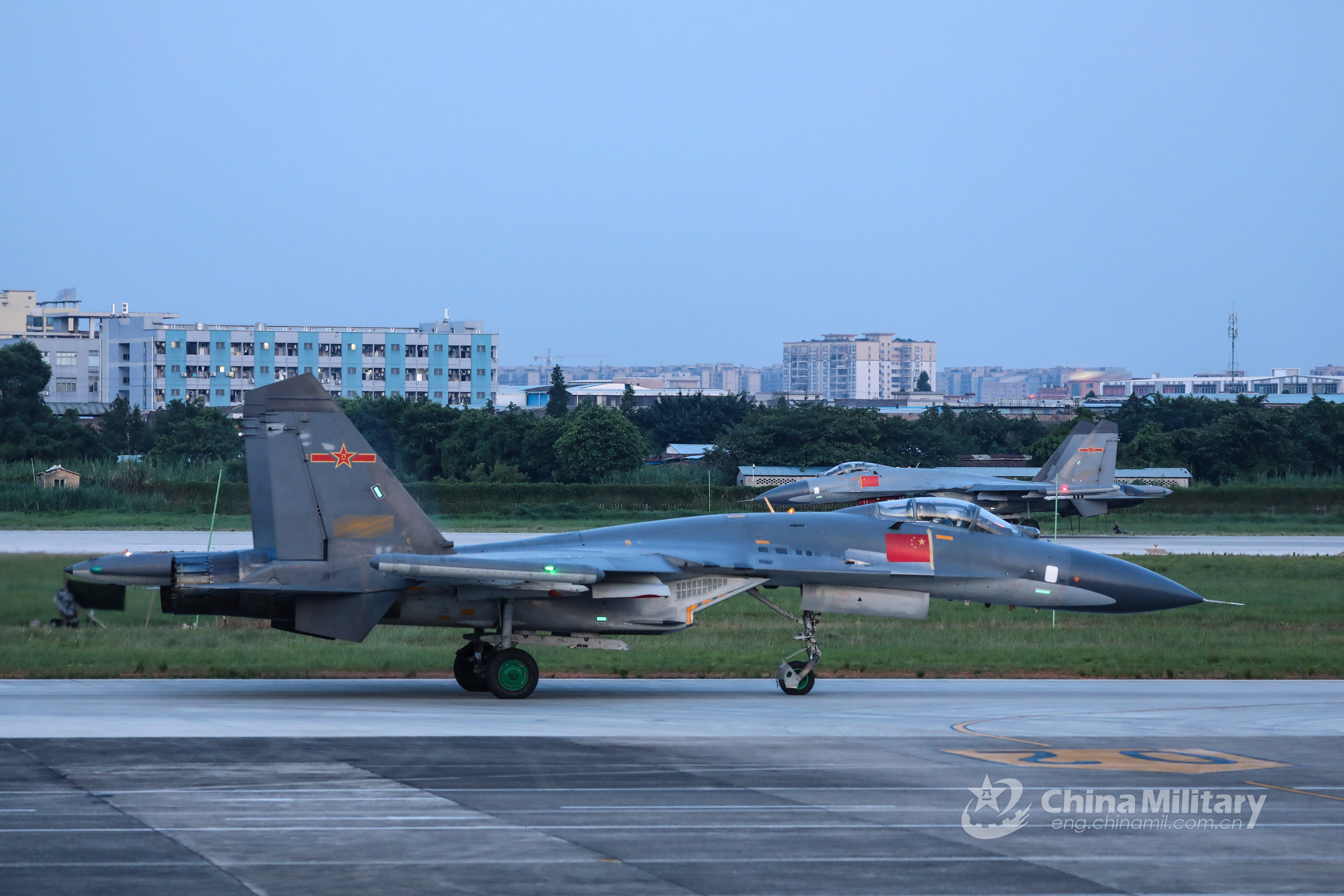 (查看原文)j-10 fighters in real combat flight原标题:7月30日,南部