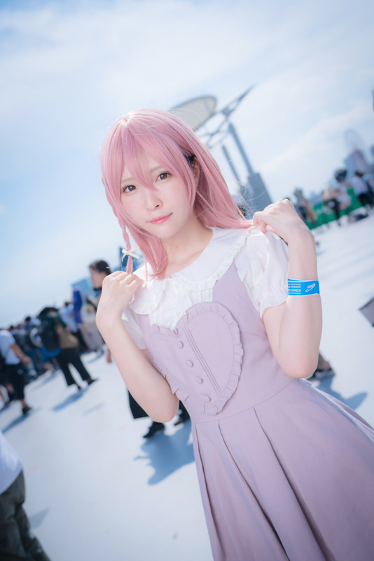 人母大好真真子深沟亮相 大长腿赫斯提亚美背登场