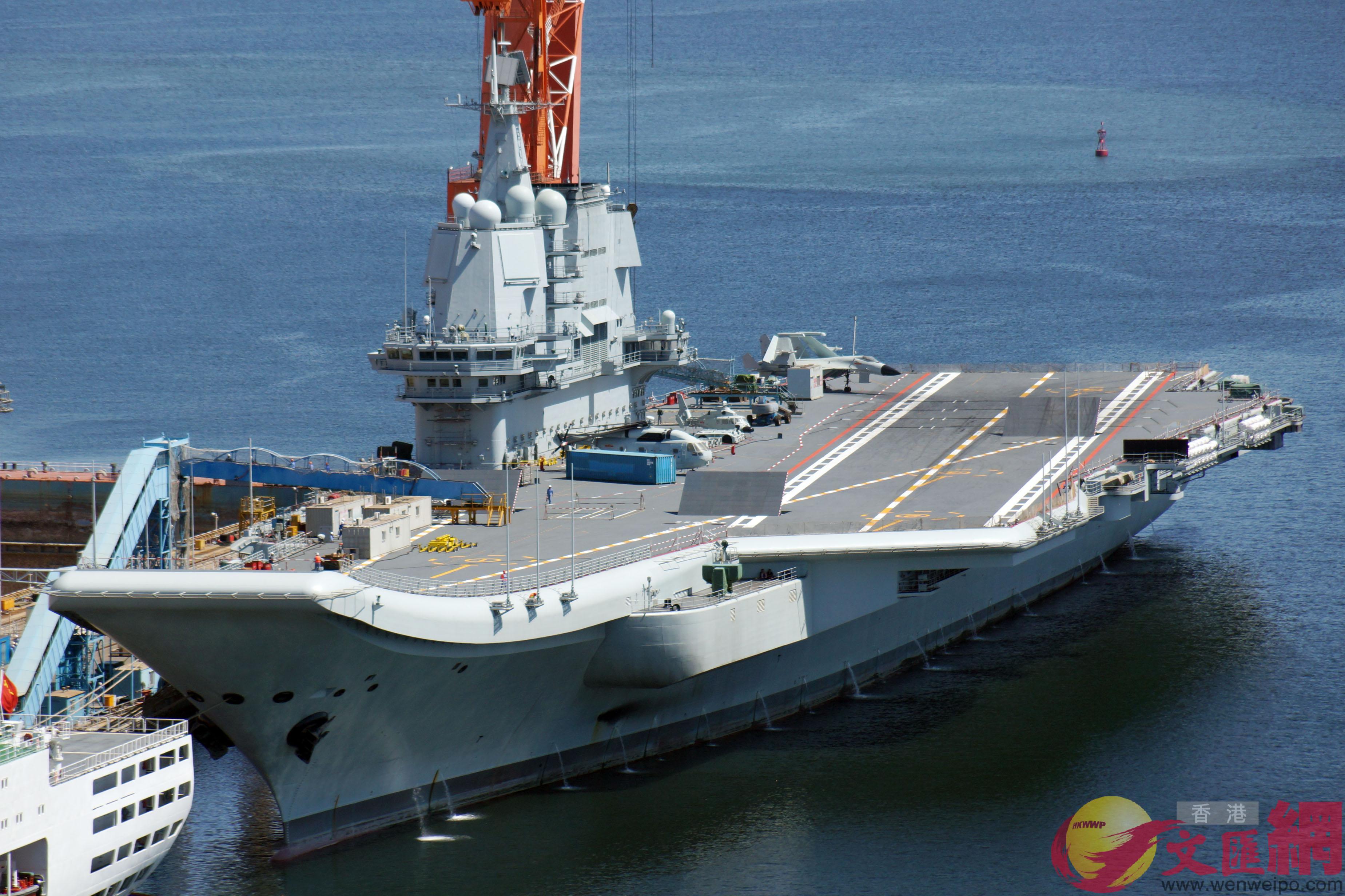 独家|国产航母甲板密集调度 快艇不间断巡视