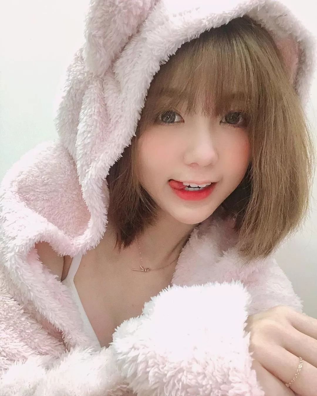 小姐姐推荐粉红色可爱脸蛋妹子