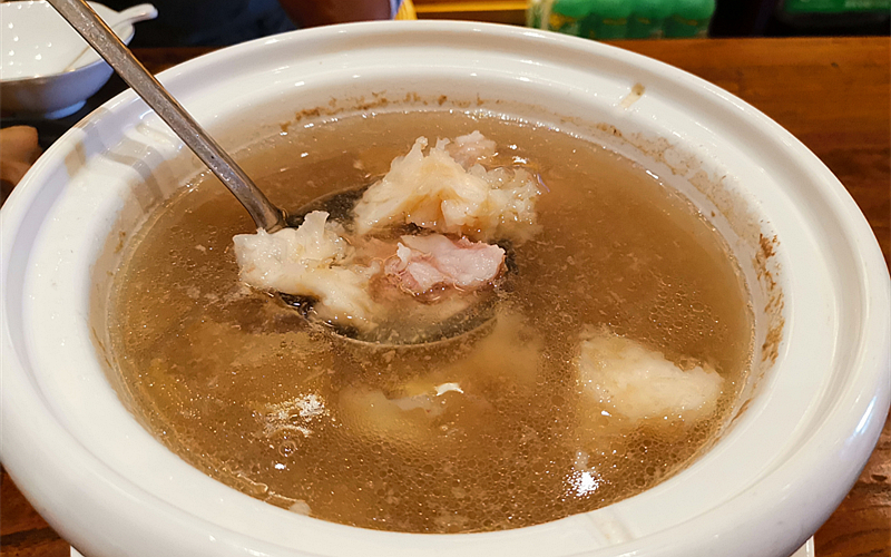 但是量太多了,两个人吃不完绣球菌排骨汤一例份的.