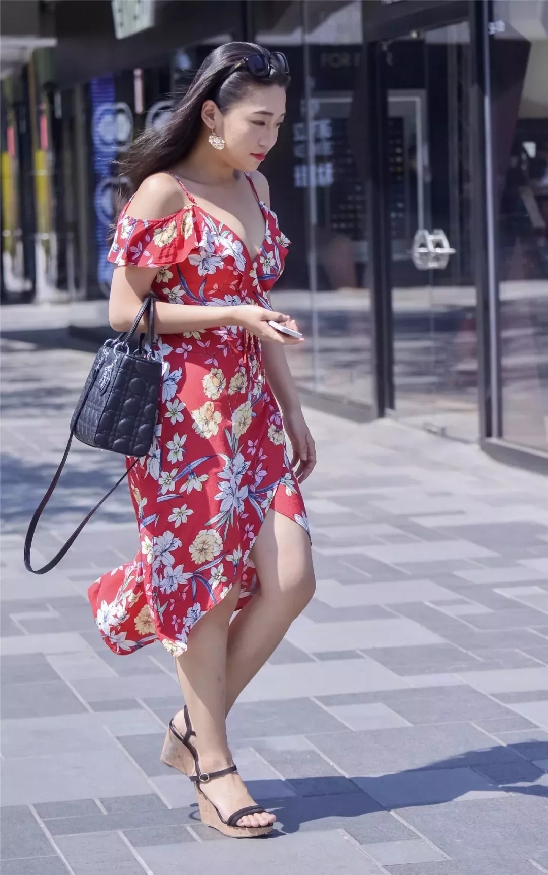 时尚街拍花裙姑娘蛮好看的你们觉得呢