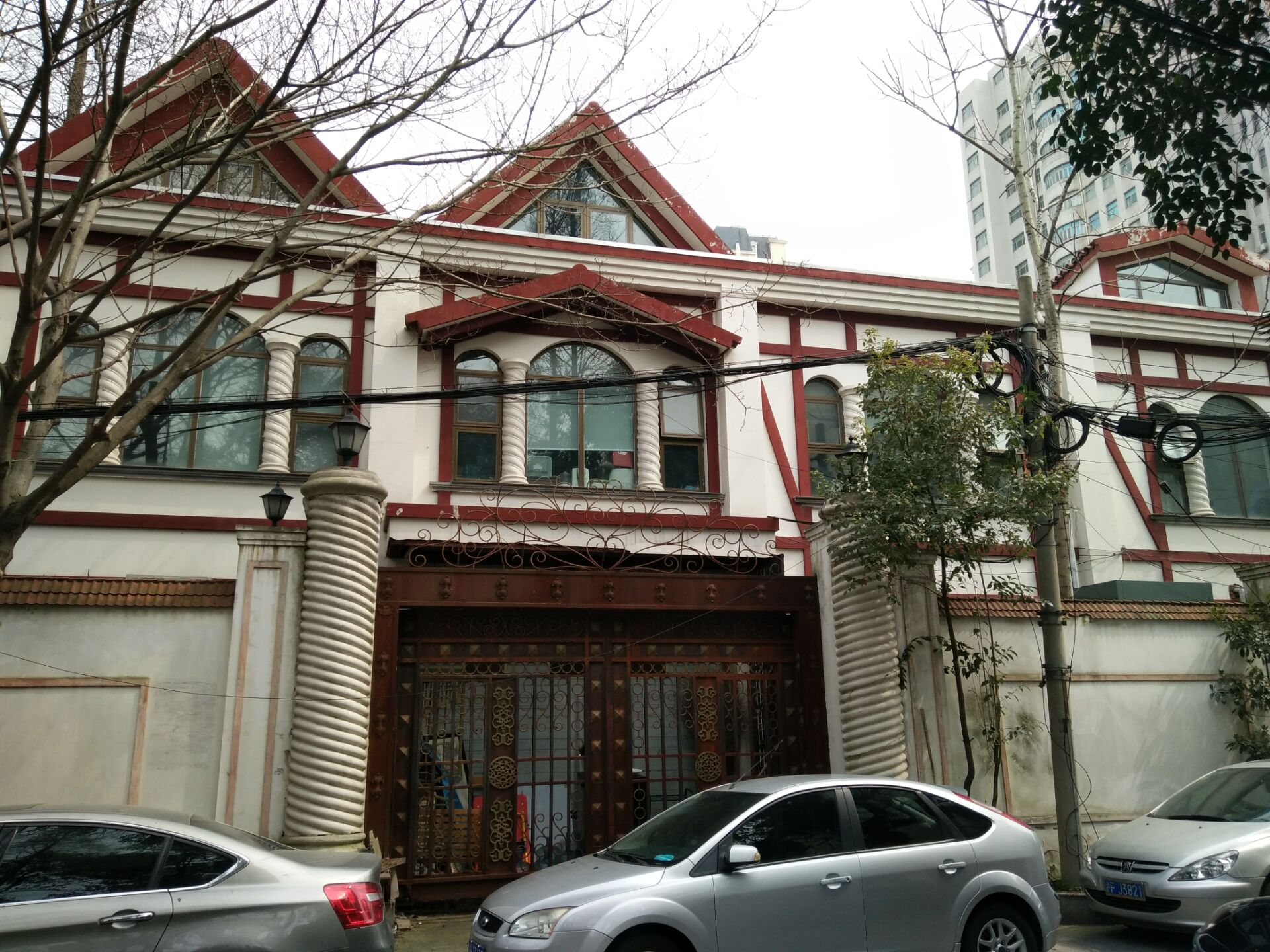 路别墅群里面仍然是私人住宅,只能在外面参观一眼了一路过去的梧桐树