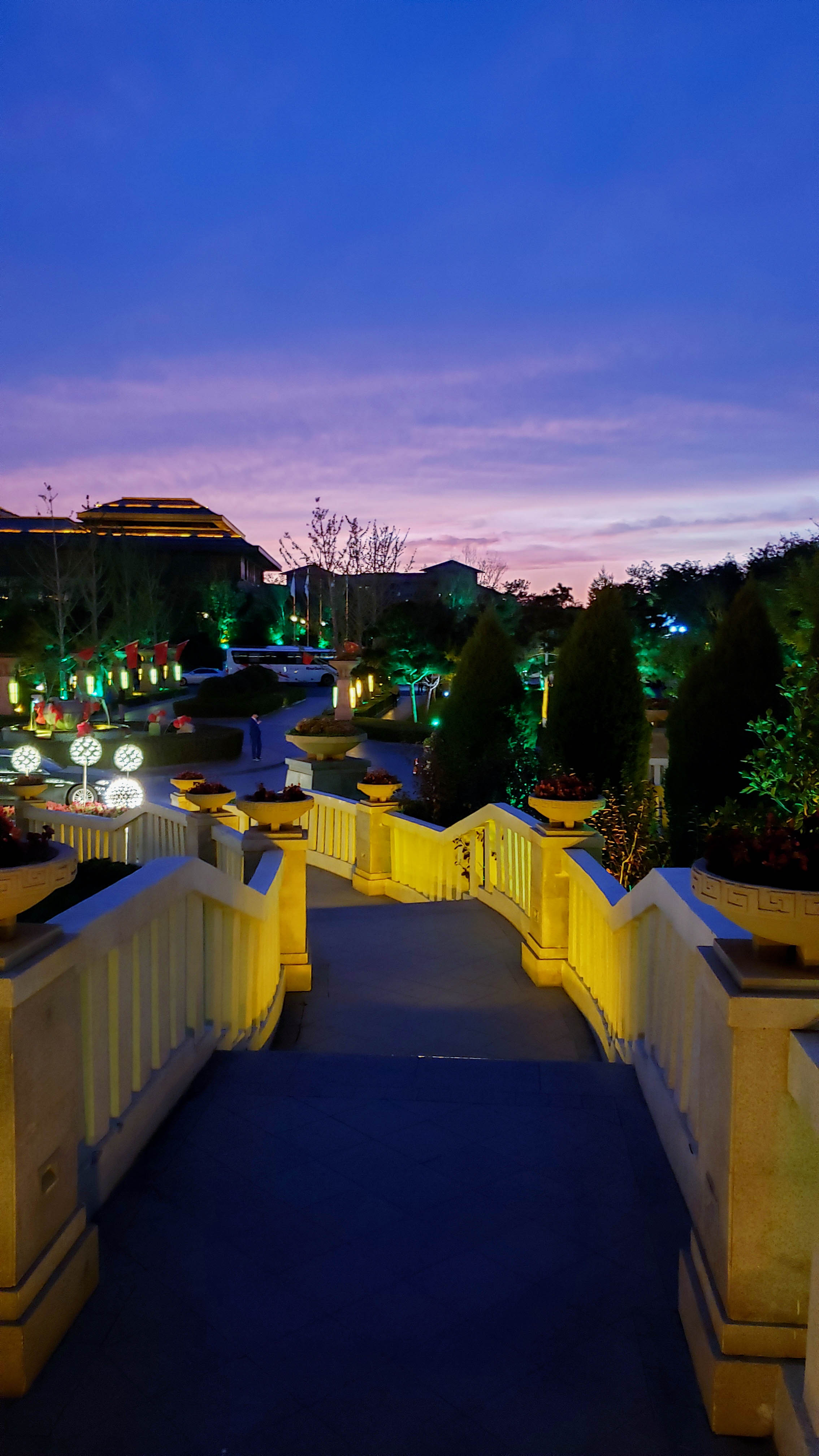 只能说很贵晚上,去阳台上看看夜景月亮在背海的一侧南戴河建设的还算