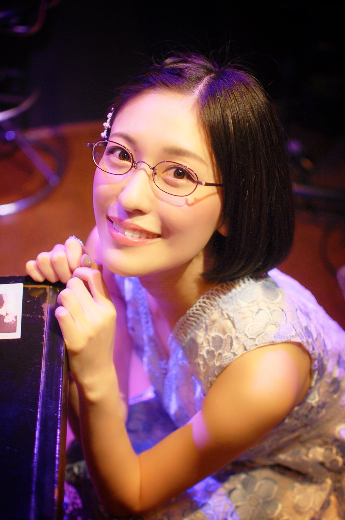 毕竟画师画眼镜娘时候本身腹稿里就已经整体给设计好了,而现实生活里