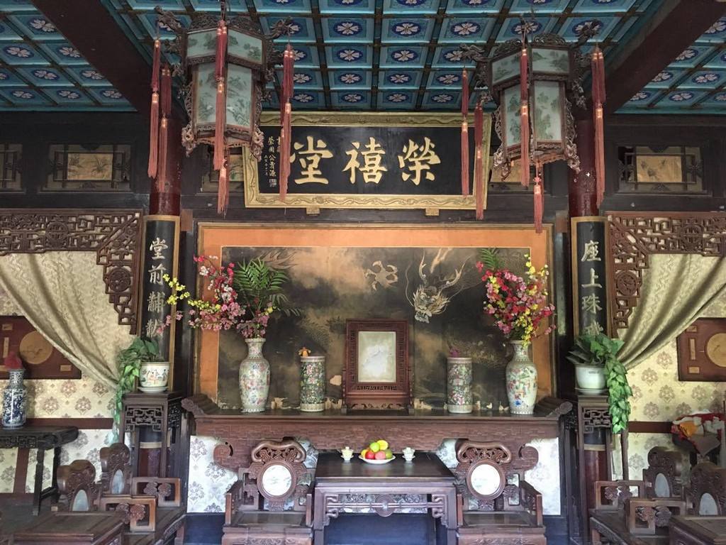林黛玉到了荣国府中轴线大宅院的正堂,看见了一个金匾,一副银联.