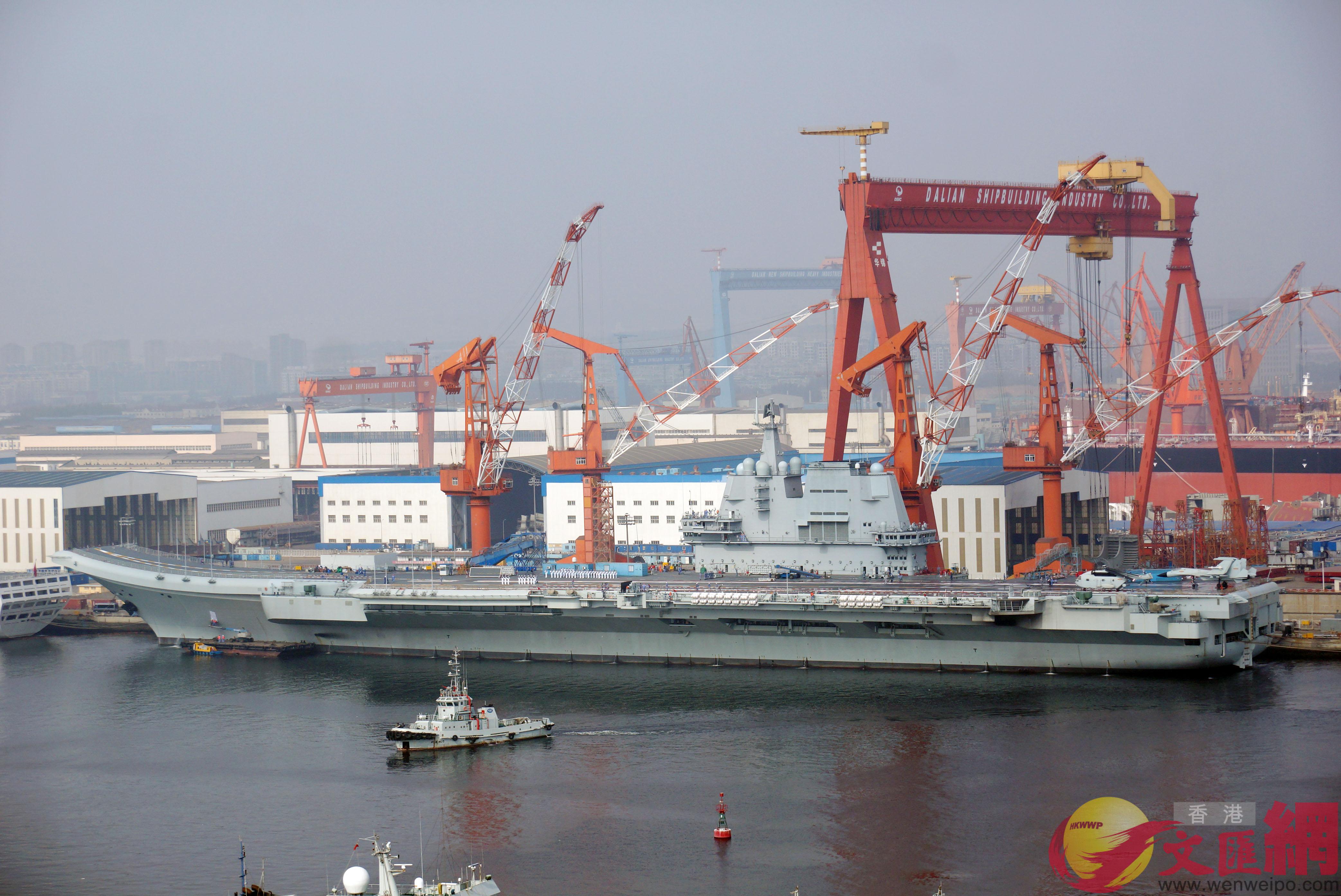 国产航母疑准备刷舷号官兵甲板演练