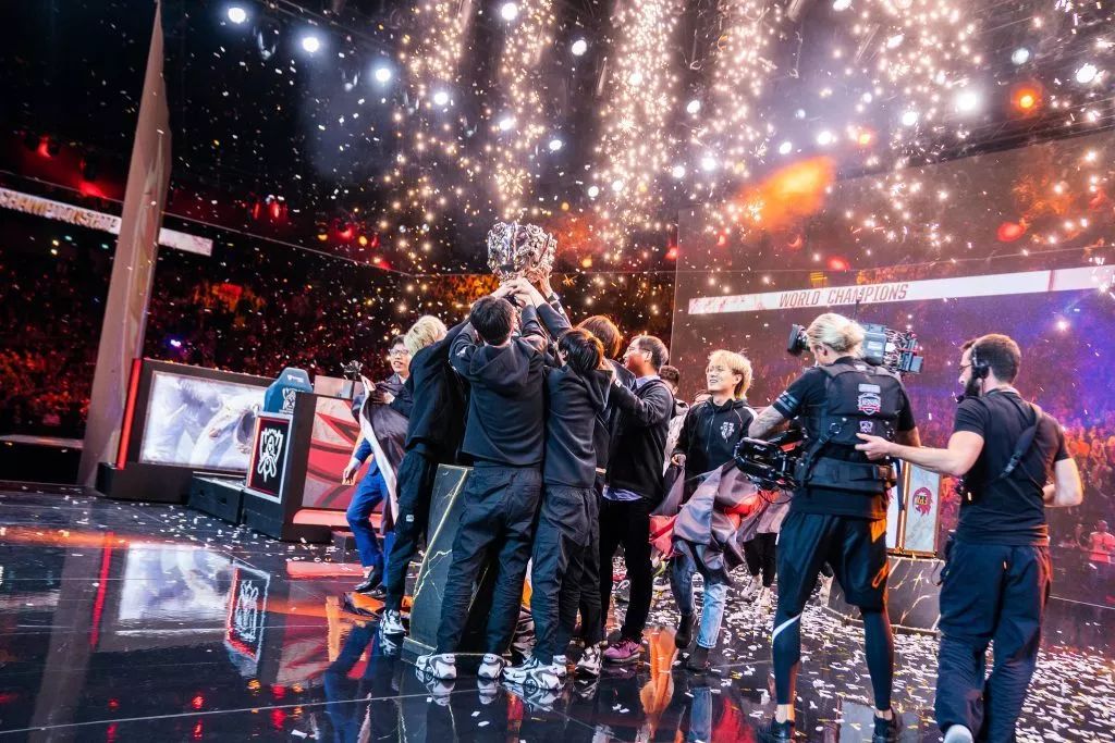 恭喜fpx涅槃重生,以3:0的成绩在英雄联盟s9总决赛上夺得冠军!