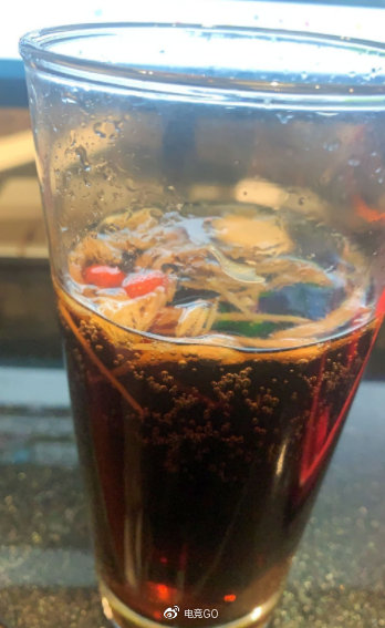 奈何岁月催人老,现在的八师傅已经到了可乐里泡枸杞菊花金银花的岁数