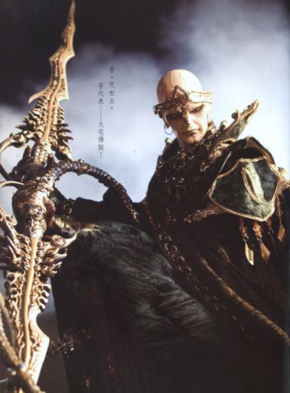 咒世主的造型初看有点渗人,但看久了倒是觉得异常霸气,一言一行一举一