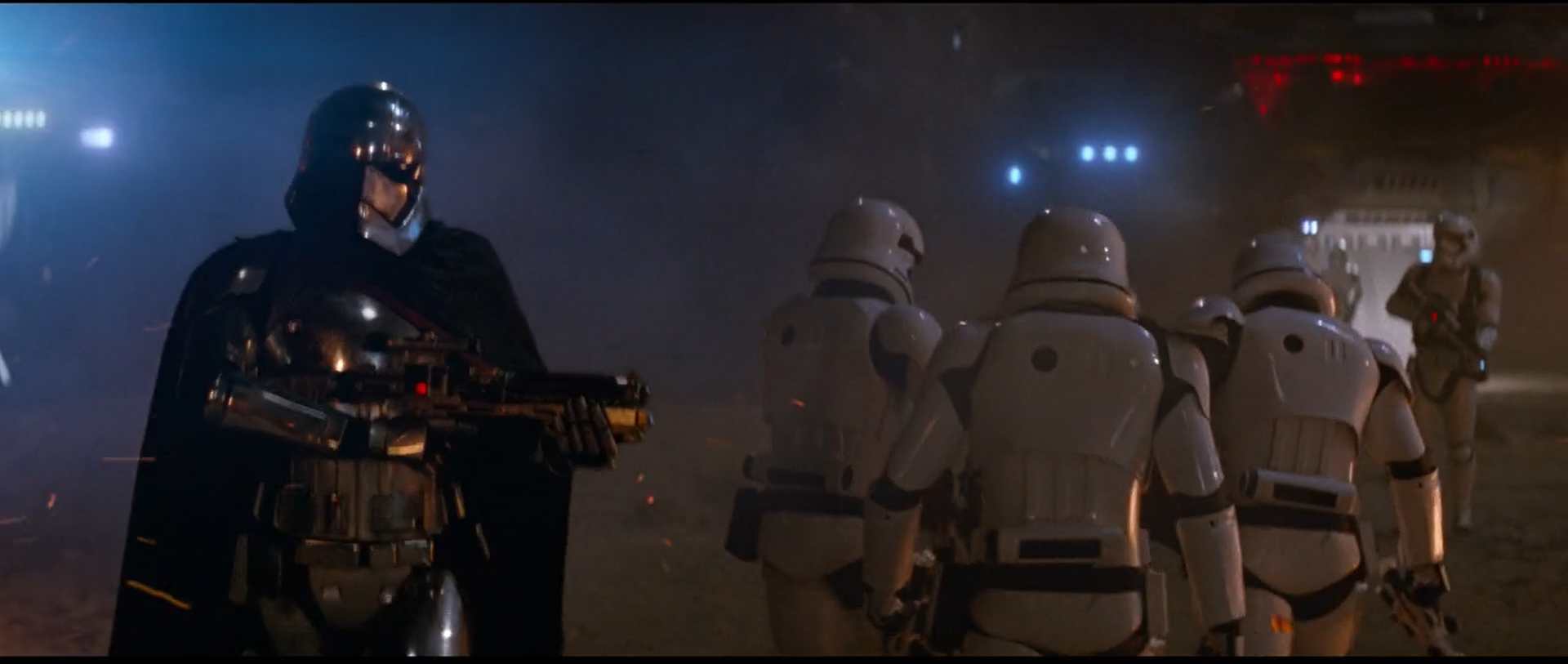 ep7里第一秩序的冲锋队背后也有这种圆柱形的重镭核密码锁热能榴弹