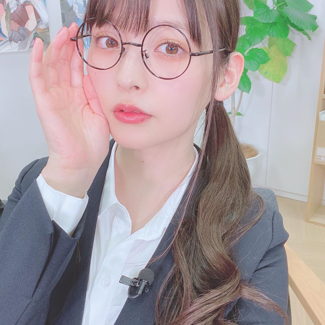 美女图片上坂堇超可爱眼镜娘