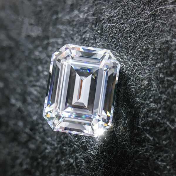 一颗美国莫桑钻晶体原石约46克拉闪亮全场你有见过这么大的莫桑钻吗