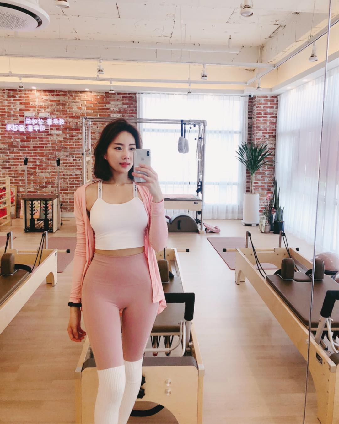 ins:pilates_juhyun                 众号:主播来秀