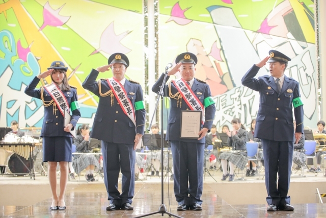 千叶县千叶西警察署担任一日署长的似鸟沙也加似鸟沙也加川崎绫去