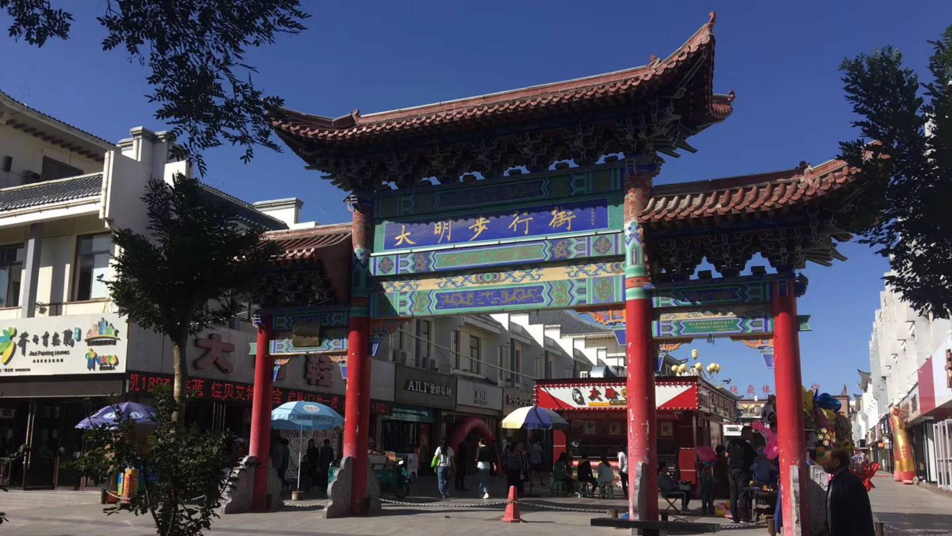 雕塑群与充满现代气息的繁华街区,古代与现代融合的酒泉大明步行街