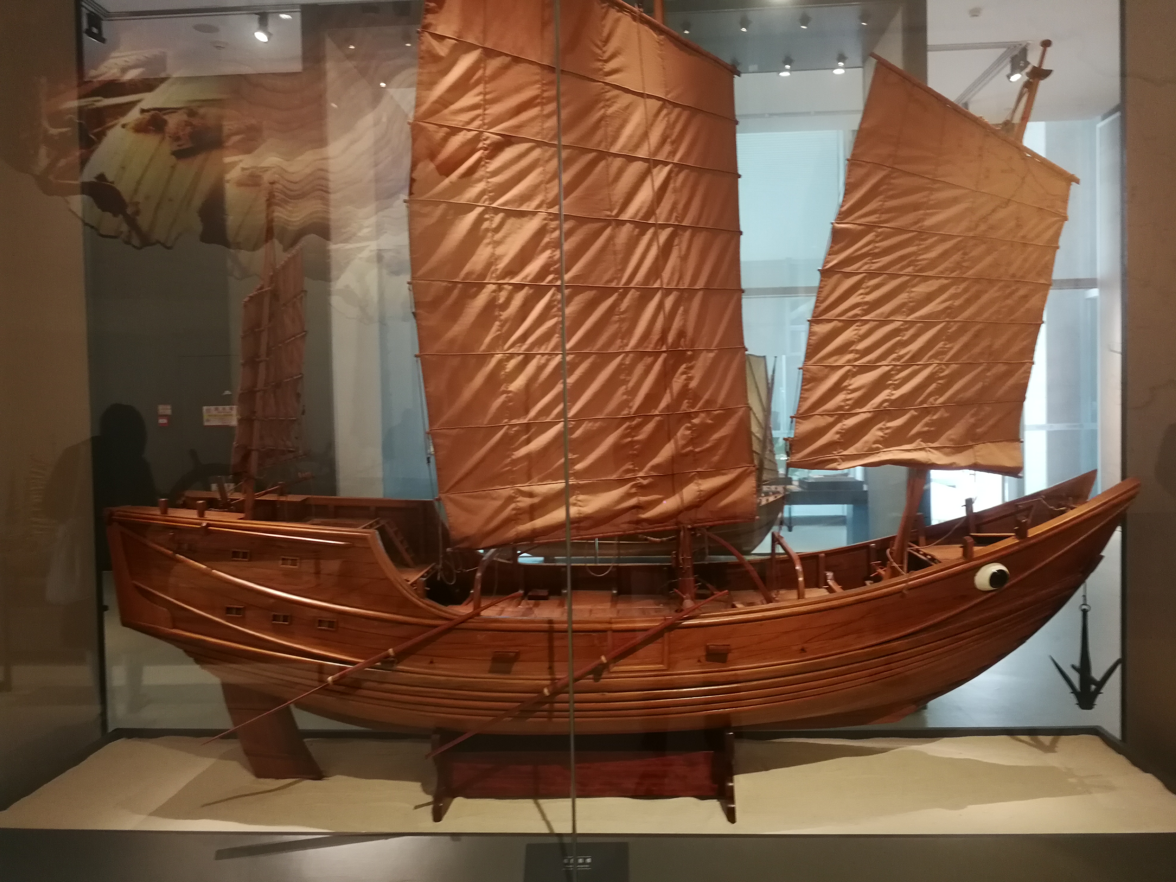 参观过程中发现的自带表情包挂饰,我看着像敬礼的企鹅,笑了好久.