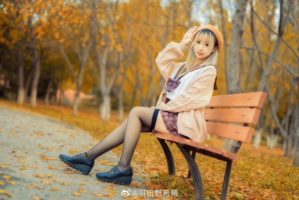【宅男妹子图】穿上白色丝袜的jk小姐姐好可爱