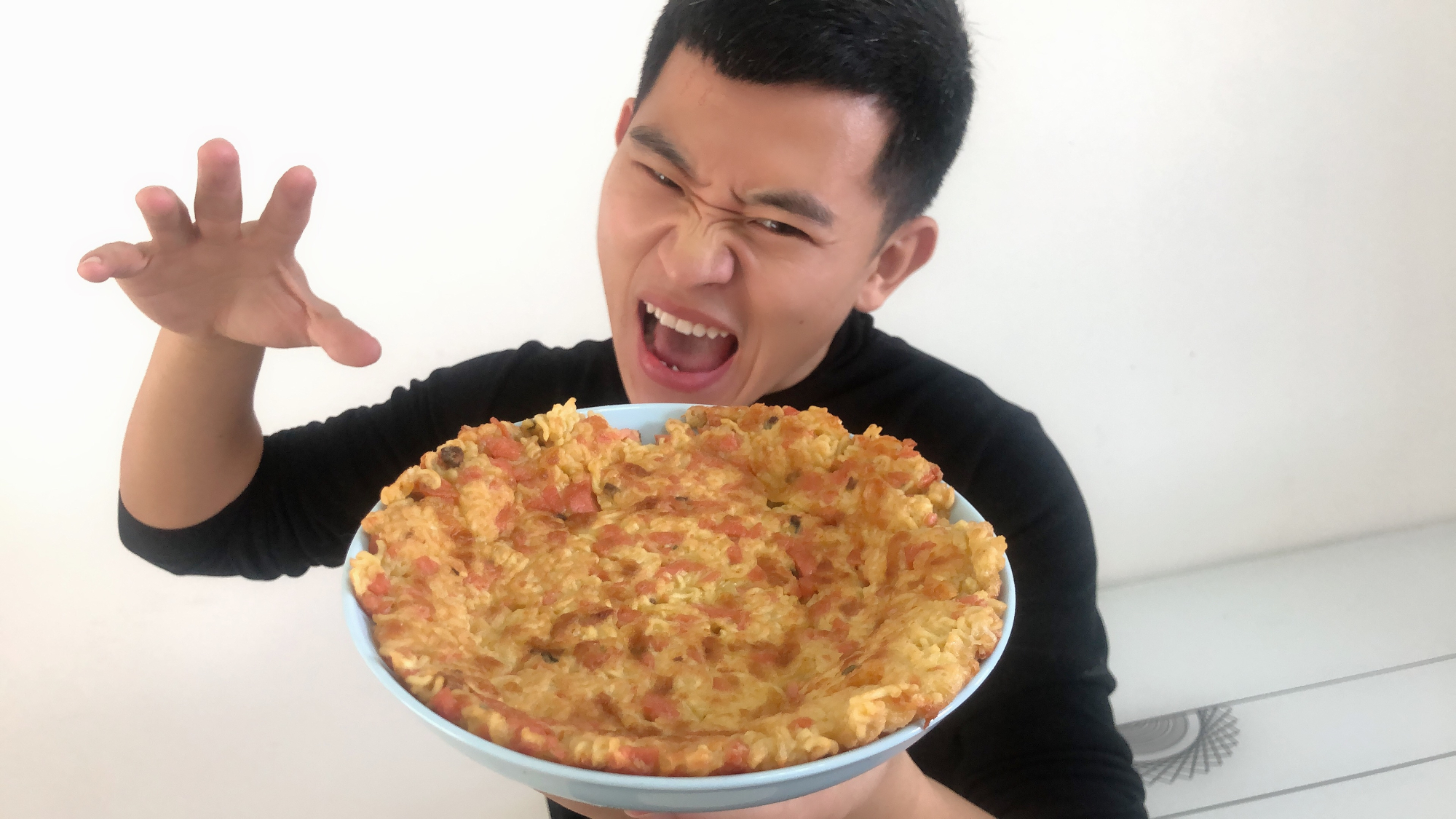 泡面披萨一包泡面2个鸡蛋再配两根火腿肠出锅抢着吃