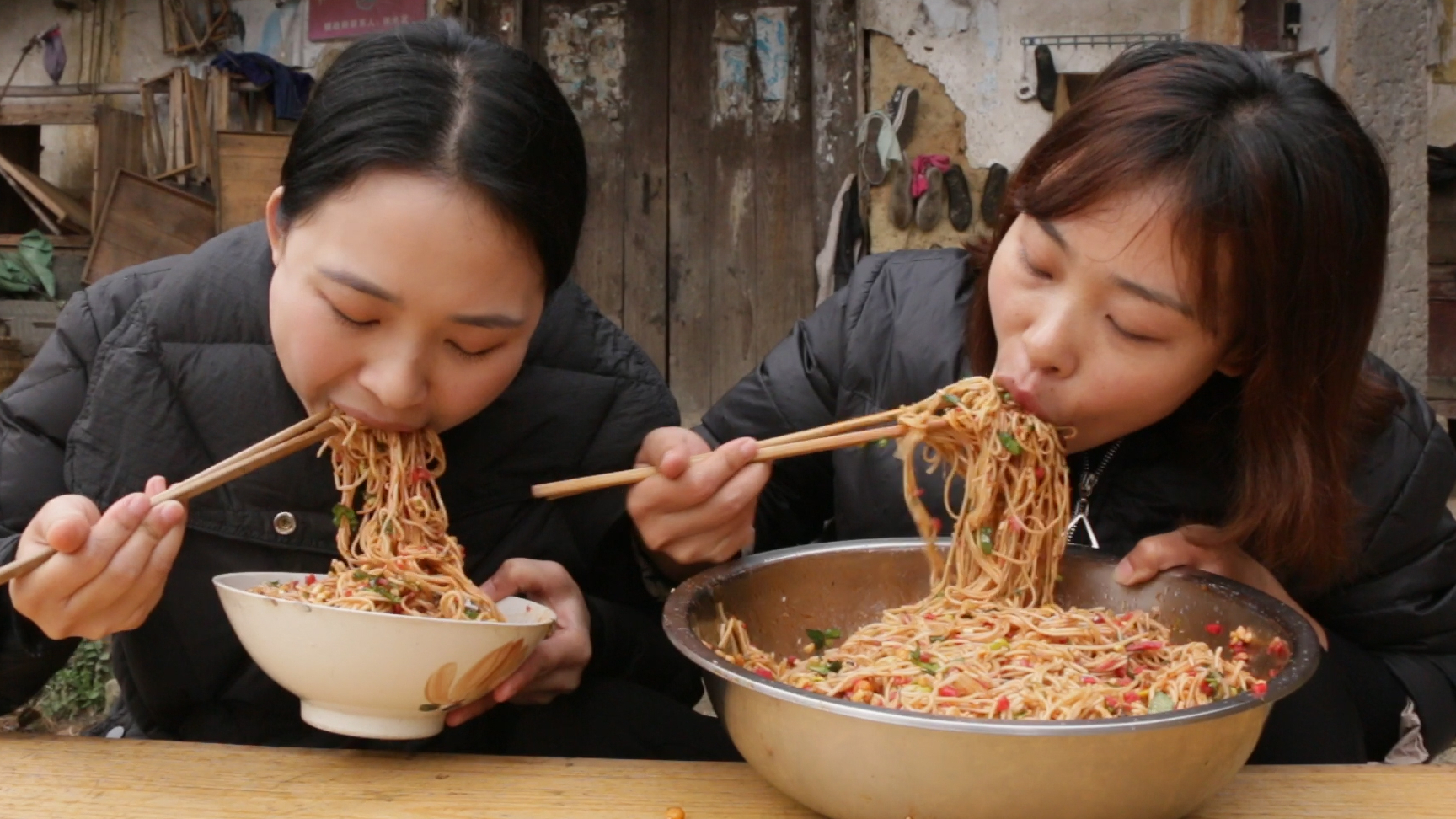 秋妹和姐姐做四川凉面麻辣爽口好开胃一次吃一盆秋妹吃撑了