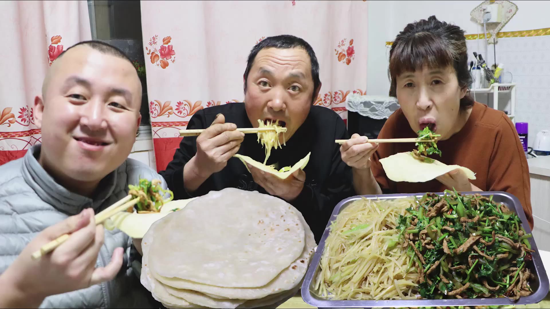 18张单饼,一盘香辣肉丝,一盘炒土豆丝,大饼卷一切,太香了