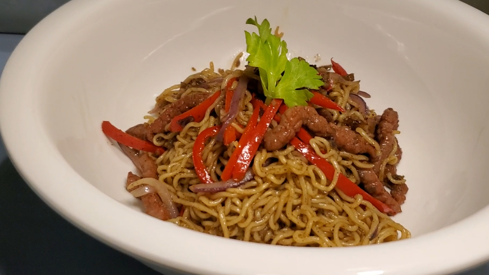 家庭版黑椒牛肉炒面,做法简单,成本极低!