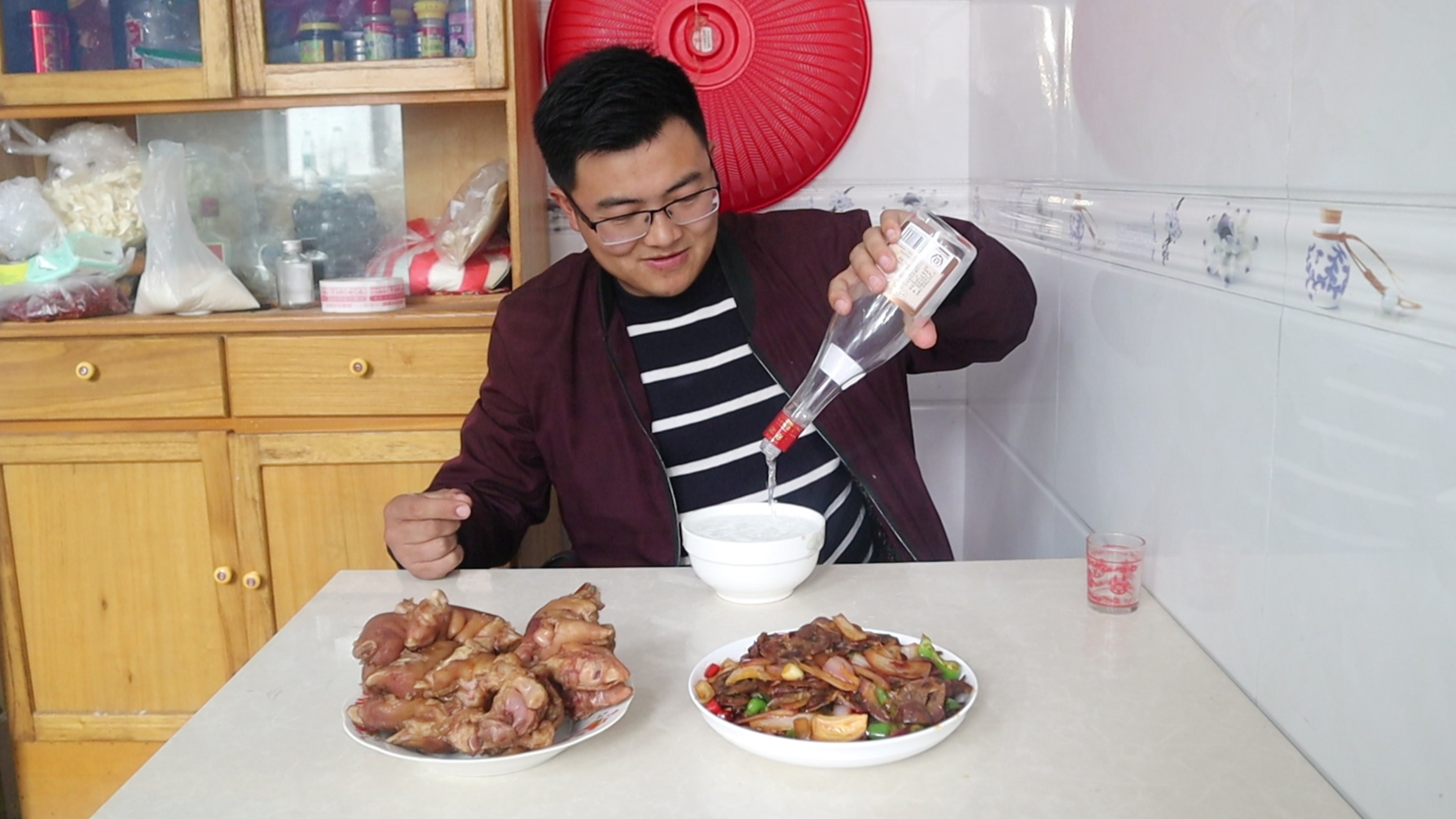 媳妇不在家!两个牛腰子,三个猪蹄,小伙在家怒喝一瓶白酒过瘾