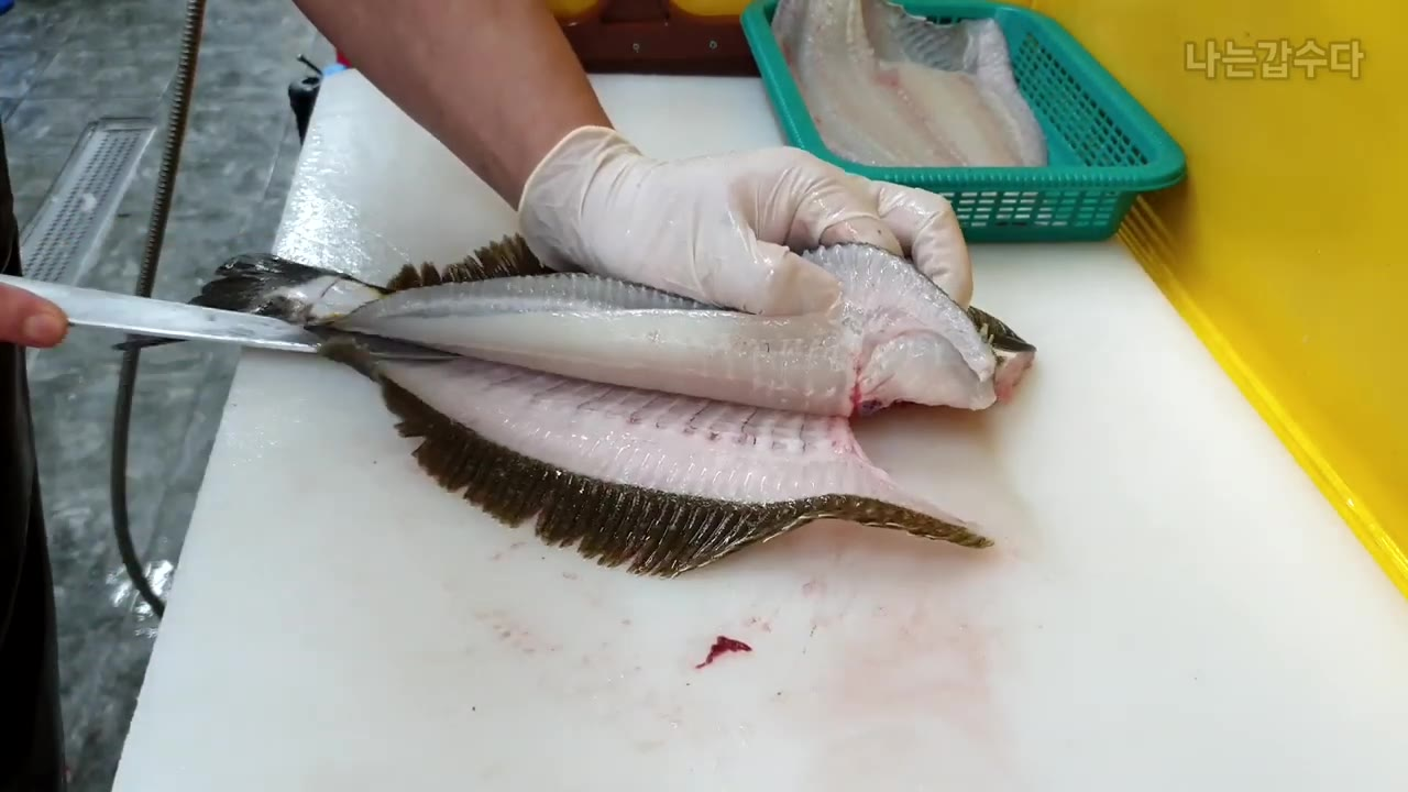 韩国海鲜市场商贩这样杀鱼处理一条鱼只用5分钟