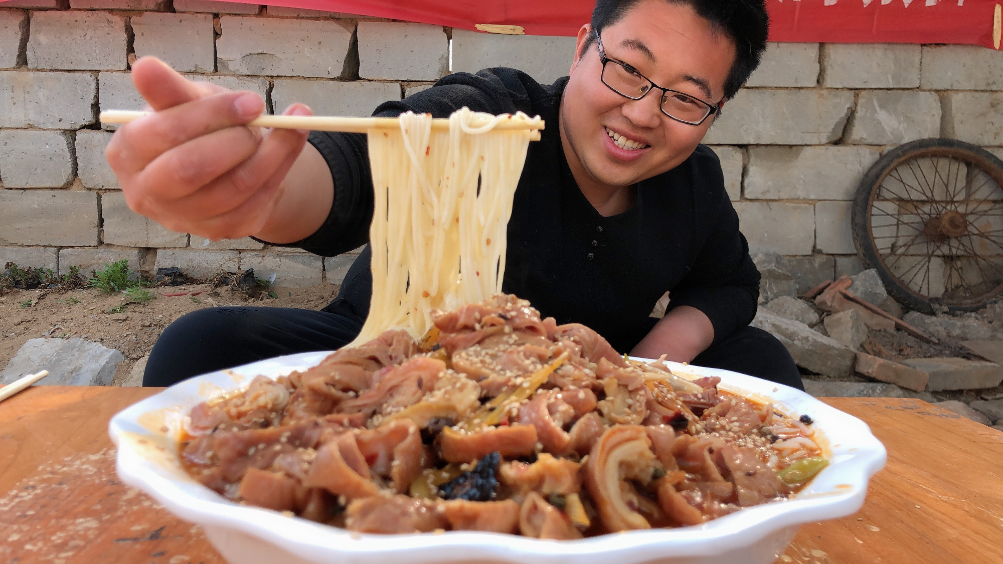 红油肥肠米线!2斤肥肠,1斤米线,红红火火一大盆,一口就上瘾!