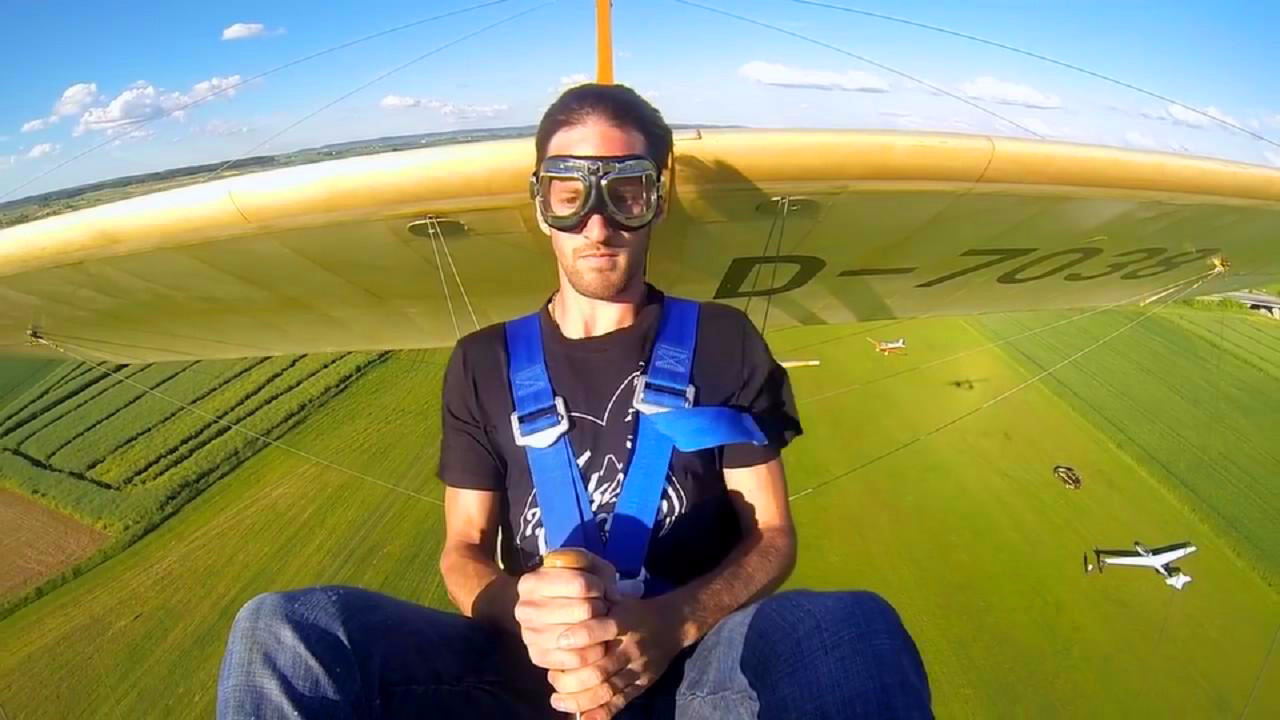 驾驶滑翔机 在空中翱翔