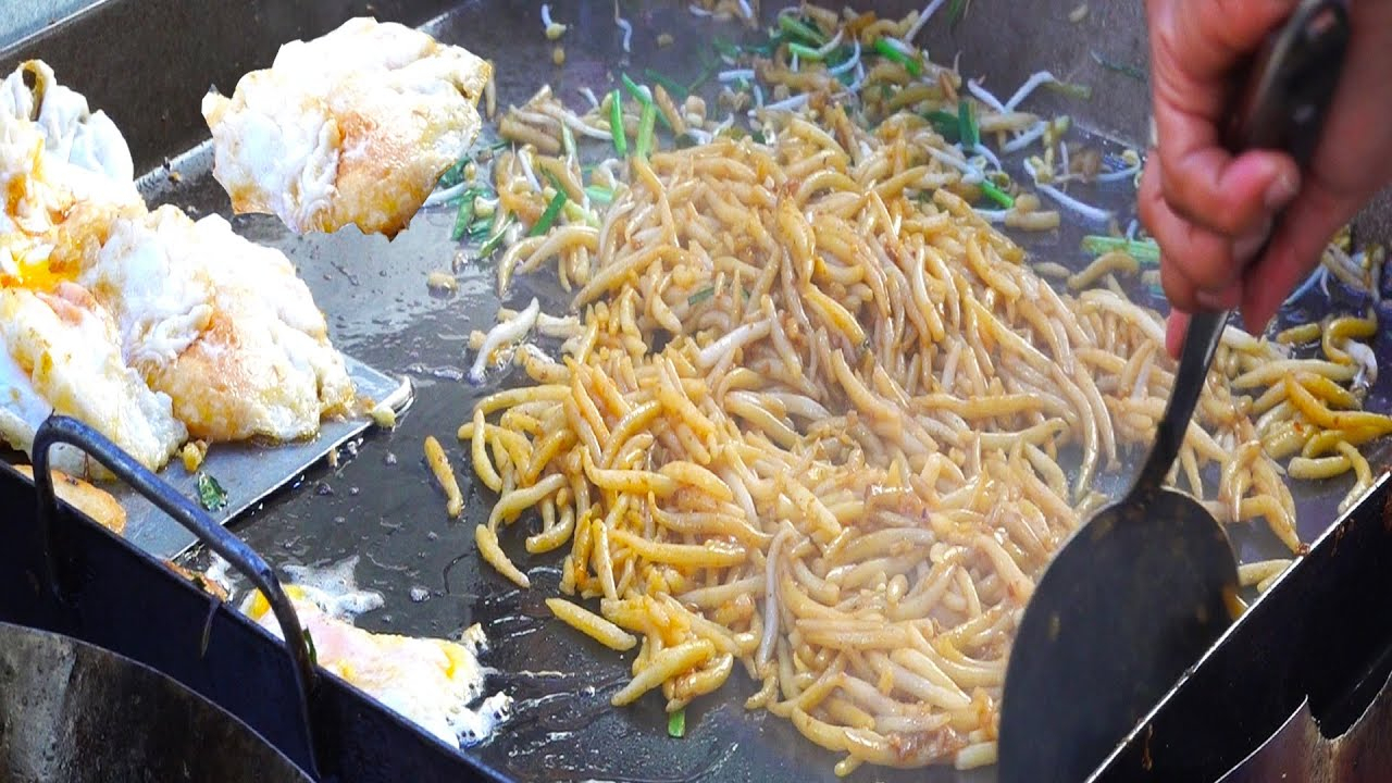 柬埔寨自制炒粿条,传统的手工做法,逛逛柬埔寨街头都有什么吃的!