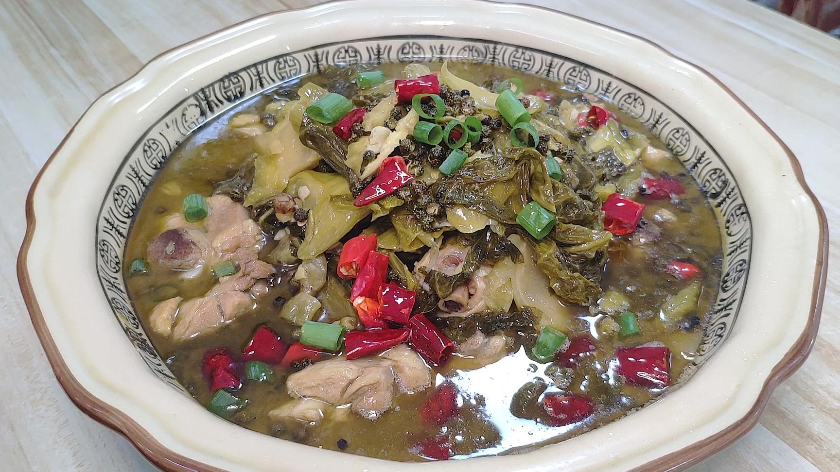 酸菜鸡的做法,鸡肉嫩滑入味,开胃下饭,比酸菜鱼还要好吃