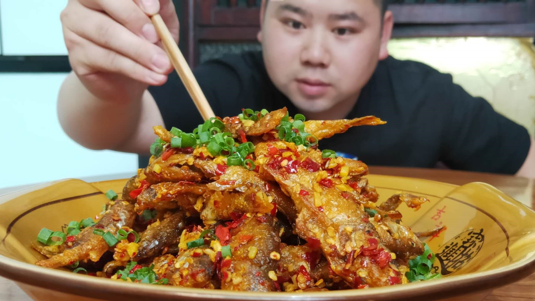 "香辣小河鱼"下酒硬菜 凯哥吃得好过瘾 香辣酥脆 吃鱼不吐骨头