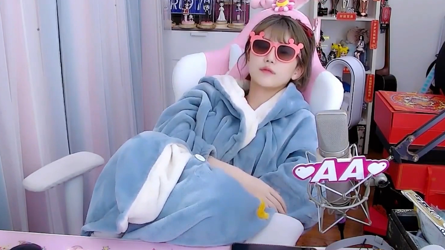 周淑怡穿着睡袍打着呵欠直播睡觉,这是高手