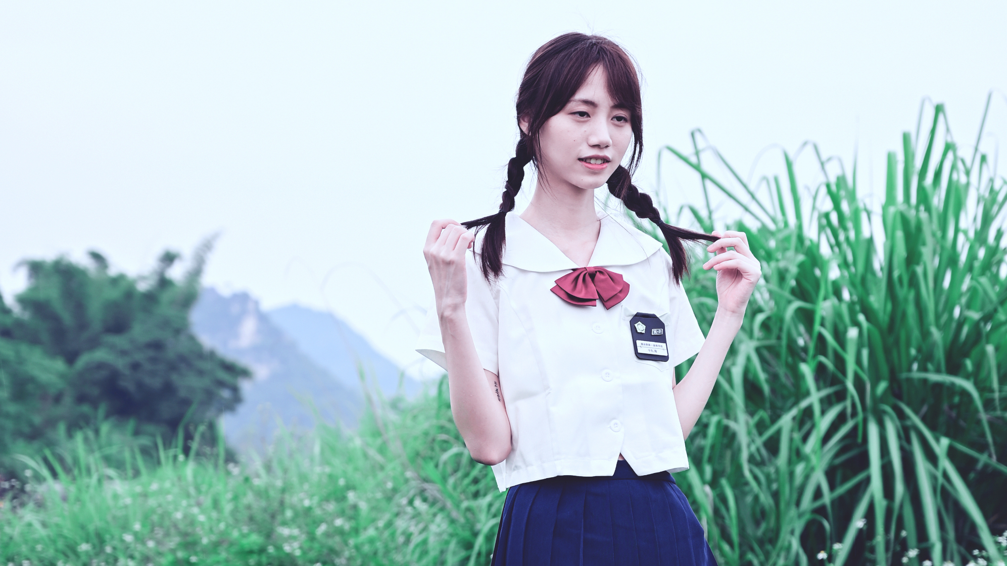 绿水青山间的jk制服小姐姐 雷声阵阵淅淅小雨都挡不住拍照的激情