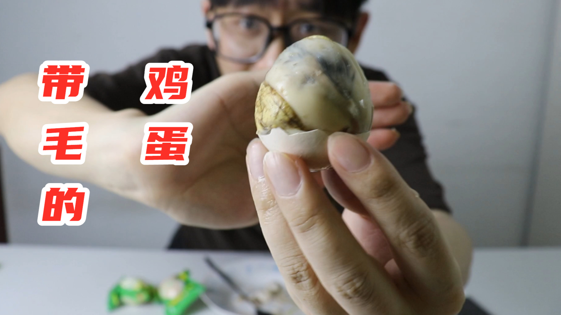 小伙试吃活珠子 最后有点被恶心到了