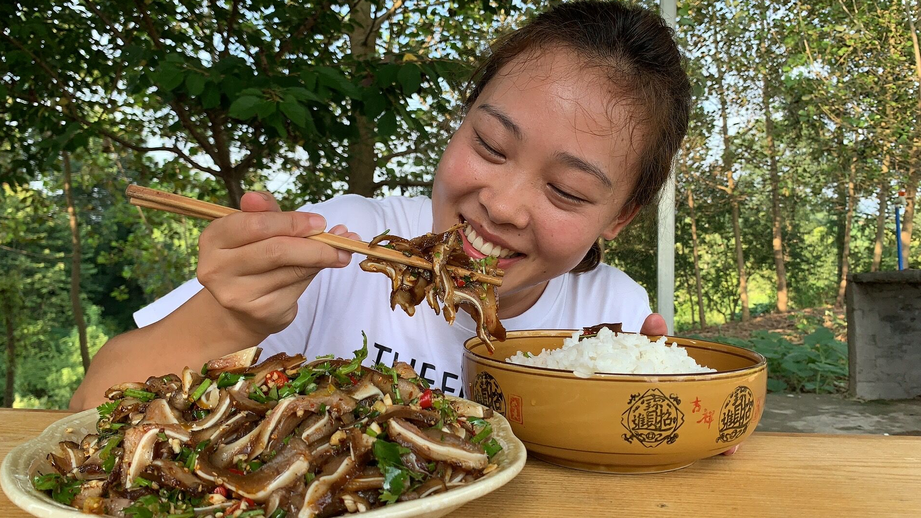 秋妹今天做红油猪耳朵四川人最爱的下酒菜香辣爽口又下饭爽