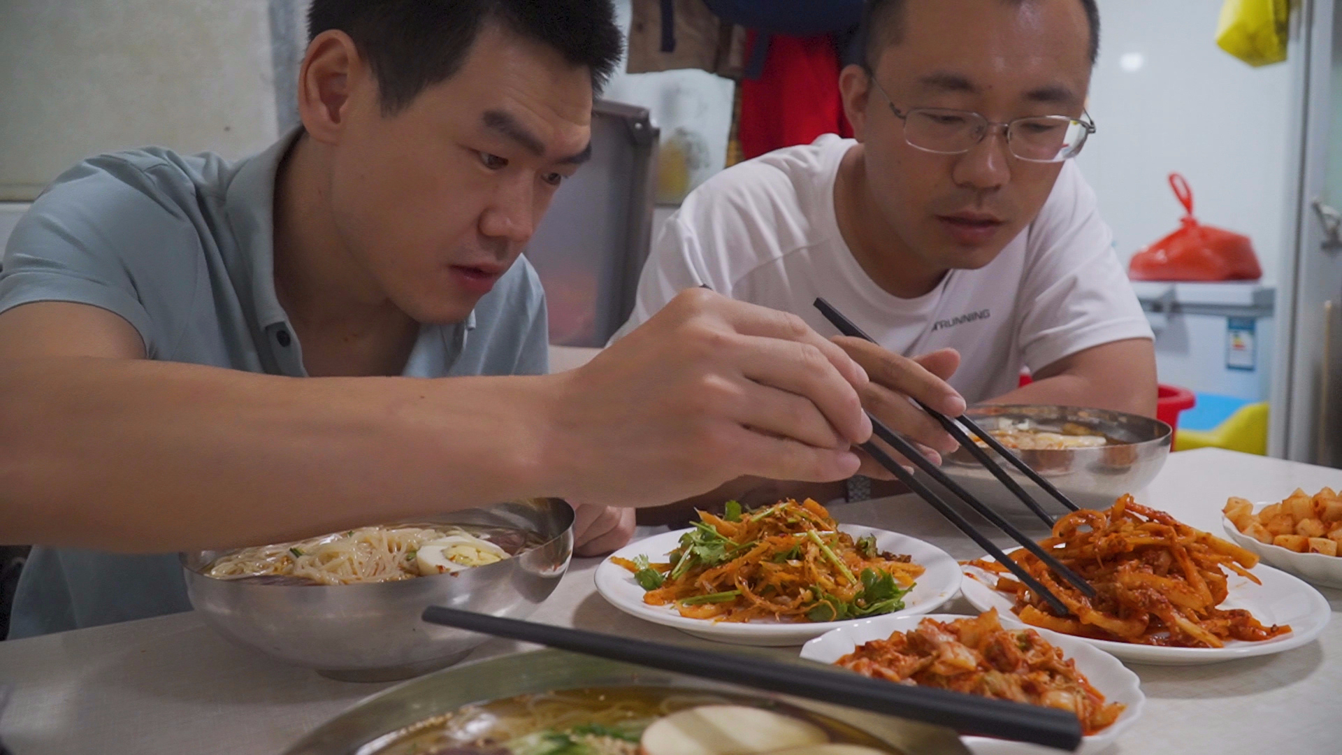 阿远去朝鲜族大姐开的冷面馆吃饭,量大实惠,连鱼都是泡菜味儿